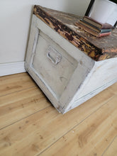 Load image into Gallery viewer, Rustic White Trunk
